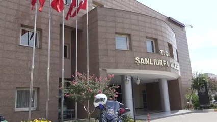 Son dakika haberi... ŞANLIURFA - Kovid-19 aşısı yaptıran gençler, çekilişle kazandıkları hediyelerini alıyor