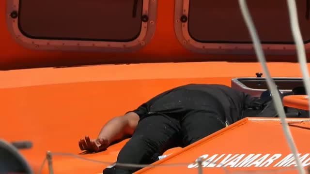 Llegan a Arguineguín 63 migrantes rescatados en alta mar a bordo de una patera