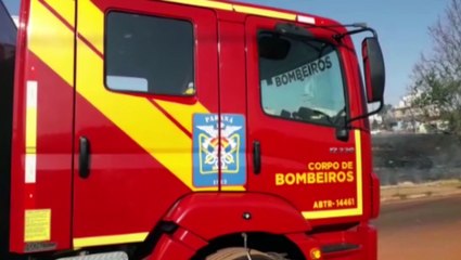 Vegetação é tomada pelo fogo no Jardim Veneza e Corpo de Bombeiros é chamado