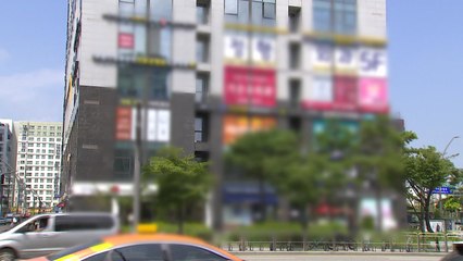 "상가 유리창 광고는 불법"...업주들 "왜 이제야 단속" 분통 / YTN