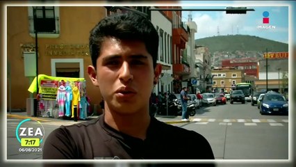 Joven músico toca la flauta para brindar apoyo a su familia