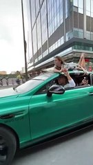 شاهد: رجل يقود سيارته وصديقته مقيدة بالسقف في اختبار ثقة غريب
