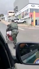 Cadeirante recebe ajuda de policiais para subir ladeira de um quilômetro