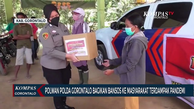 Polwan Polda Gorontalo Bagikan Bansos Ke Masyarakat Terdampak Pandemi