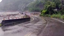 驚！荖濃溪暴漲 直擊高雄山區大橋遭洪水沖斷「一分為二」