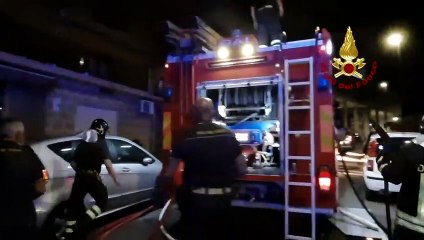 Descargar video: Incendio in un appartamento al 9° piano, intervengono Vigili del Fuoco