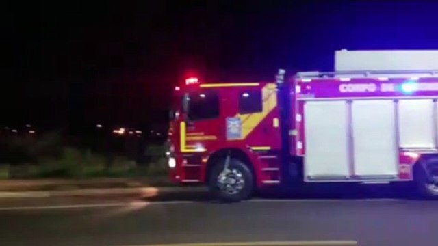 Bombeiros são acionados para combater incêndio na Rua José de Sá Cavalcanti no Bairro Claudete