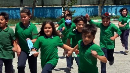 Minik öğrencilerden yüz yüze eğitim için klipli aşı çağrısı