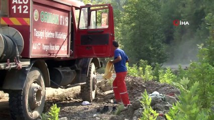 Görev alanınında arazöz suyuyla duş alıp çamaşırlarını yıkadı, işine devam etti