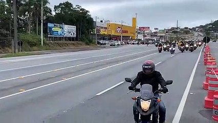 Motociata de Bolsonaro passa pela SC-401, em Florianópolis