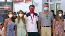 Felipe, Letizia, Leonor y Sofía reciben al medallista olímpico Joan Cardona en el Club Náutico de Palma
