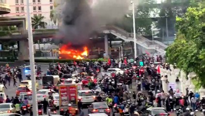 แกนนำ "ม็อบ 3 นิ้ว" ประกาศยุติการชุมนุม แต่มวลชนไม่ยอมกลับ