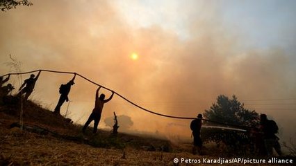 Battle to save homes near Athens rages on