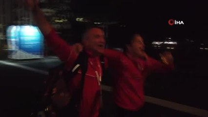 Busenaz Sürmeneli'ye Olimpiyat Köyü'nde coşkulu karşılama