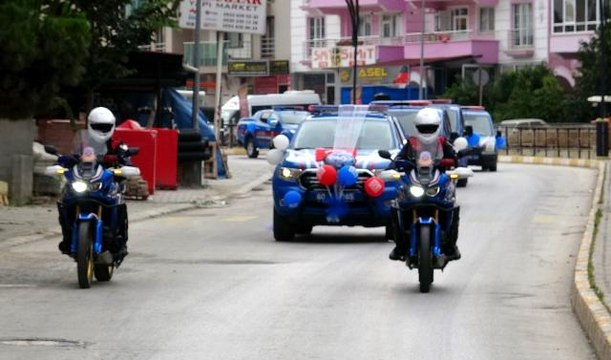 Jandarma aracı şehit çocuğunun sünnet arabası oldu