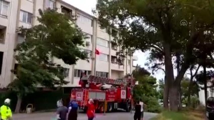 Fırtına ağaçları devirdi, çatıları uçurdu