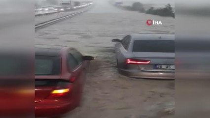 Başkent'te sağanak sele döndü, araçlar yolda kaldı