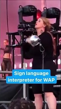 Traductrice en langue des signes sur un concert de Cardi B... un peu gênant