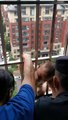 Des policiers sauvent un bébé qui a la tête coincée dans les barreaux du balcon et le corps dans le vide (Chine)