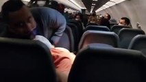 Ce passager agressif finit le vol scotché au siège de l'avion