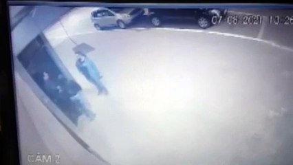 Impressionante: Câmera registra momento que três pessoas quase são atingidas por Montana envolvida em "racha"
