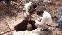 Ujjain : महाकाल मंदिर परिसर में खुदाई के दौरान निकला प्राचीन शिवलिंग, देखने उमड़े लोग, देखें VIDEO