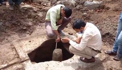 Ujjain : महाकाल मंदिर परिसर में खुदाई के दौरान निकला प्राचीन शिवलिंग, देखने उमड़े लोग, देखें VIDEO