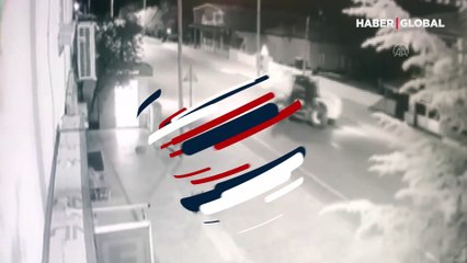 Kartını yutan ATM'ye forkliftle saldırdı