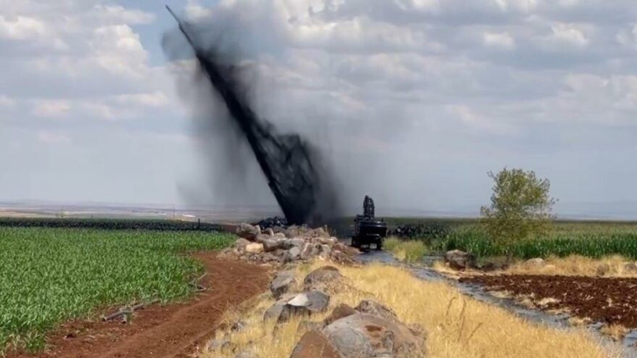 Boru hattı delindi metrelerce yükseğe petrol fışkırdı