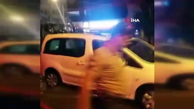 Mersin'de şiddetli yağış etkili oldu: Yollar göle döndü, araçlar mahsur kaldı