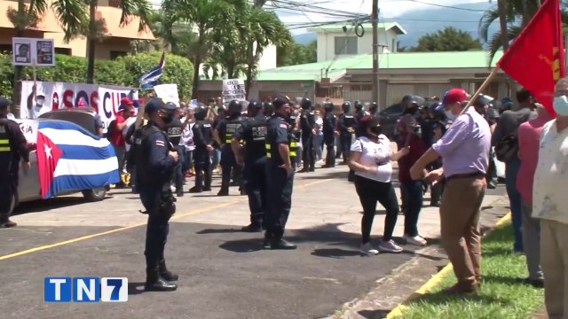 tn7-Cubanos-se-manifestaron-este-sábado-frente-a-su-embajada-070821
