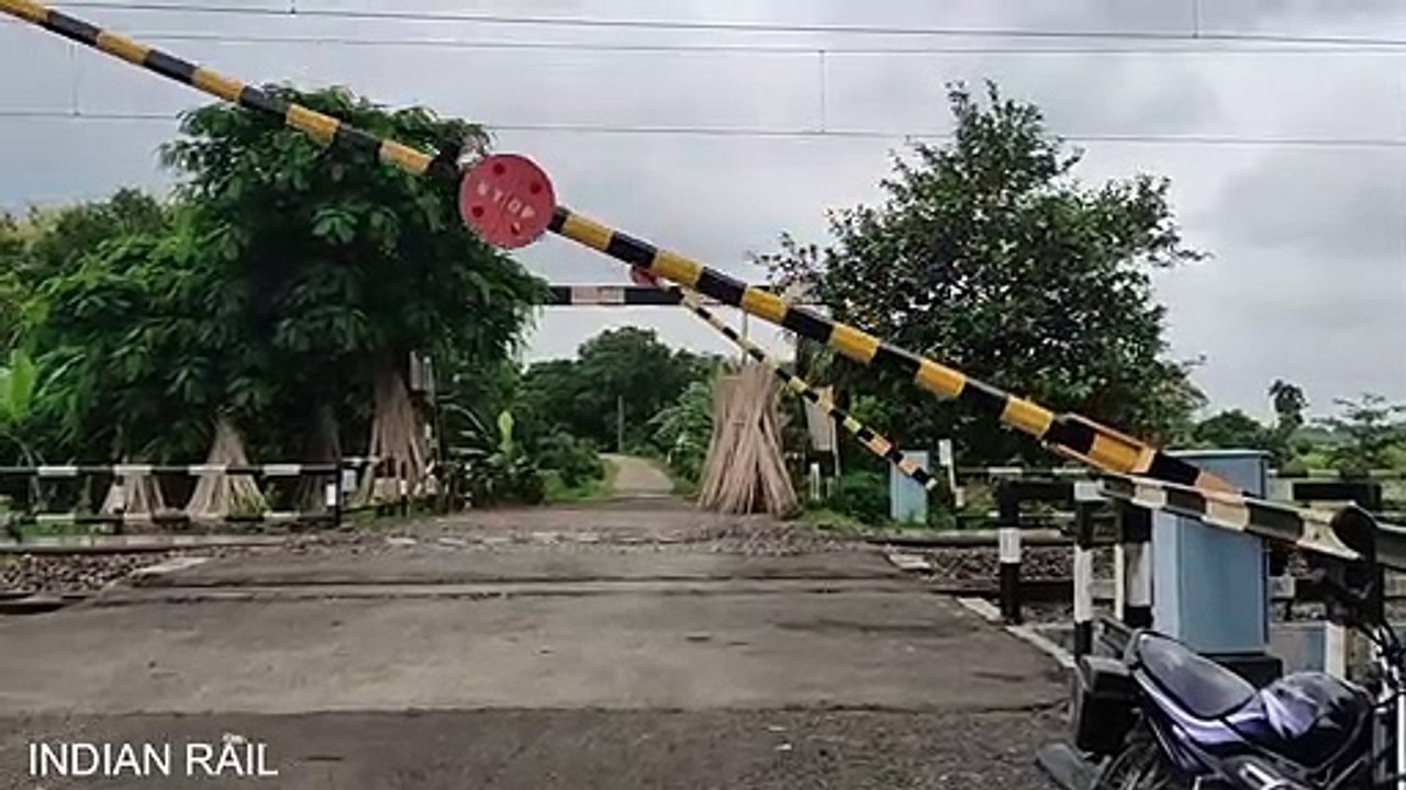 SPEEDY KATWA TO HOWRAH EMU LOCAL AT CURVY RAILGATE __ BEAUTIFUL CURVE __ INDIAN RAILWAY __