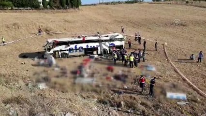 BALIKESİR - Yolcu otobüsü devrildi: 14 ölü, 18 yaralı (1)