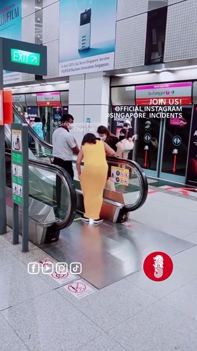 WOMAN'S DRESS TOO LONG STUCK IN ESCALATOR @ DHOBY GAUT MRT