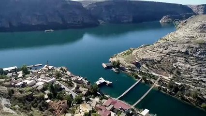 ŞANLIURFA - Bozkırın ortasındaki "sahil kenti" Halfeti'de ziyaretçi yoğunluğu yaşanıyor