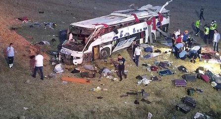 Yolcu otobüsü devrildi: Çok sayıda ölü ve yaralı var