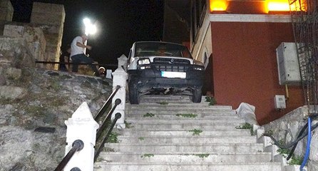 Tarihi surlardan otomobille inmek isteyince…