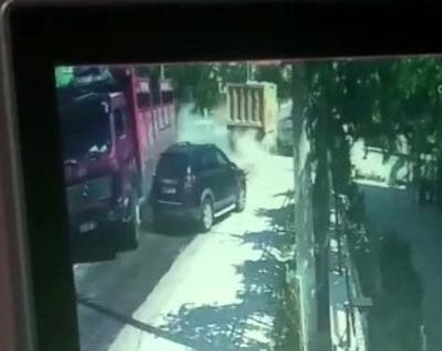 Hatalı sollama yapan tır duvarı yıkıp evin bahçesine girdi...O anlar kamerada