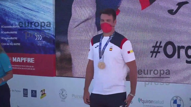 Los Reyes y las infantas asisten entusiasmados al homenaje a Joan Cardona