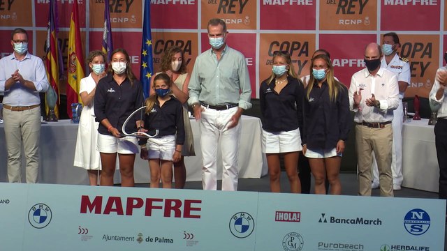 Sin Letizia ni sus hijas, Don Felipe entrega los trofeos de la 39 edición de la Copa del Rey MAPFRE de vela