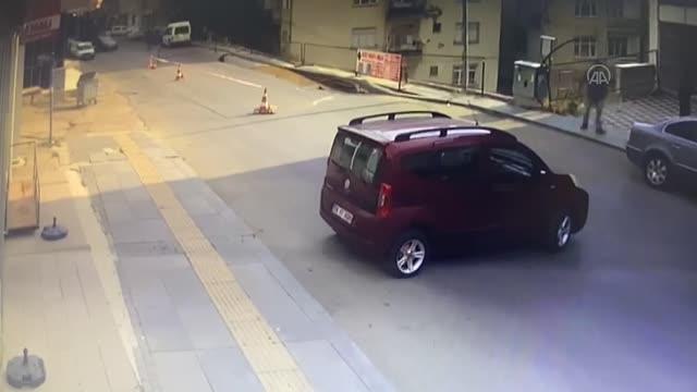 Çubuk'ta bir inşaatın istinat duvarı çöktü - Duvarın çökme anı (2)