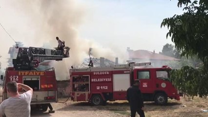 Suluova'da çıkan yangında ahşap ev kullanılamaz hale geldi