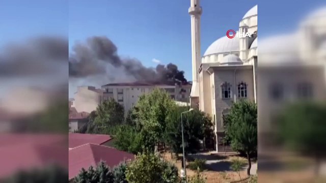 Esenyurt'ta bir apartmanın çatı katında yangın çıktı. Çatı katı kısa sürede alevlere teslim olurken olay yerine çok sayıda itfaiye ekibi sevk edildi.