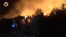 El incendio declarado ayer en Rafelguaraf (Valencia), cada vez más cerca de estar controlado