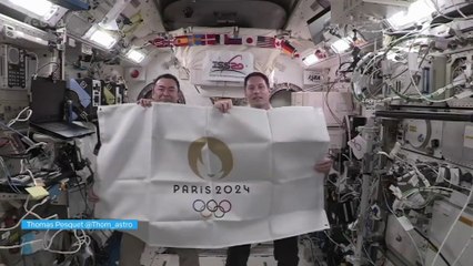 Jeux olympiques: le passage de relais symbolique entre l'astronaute japonais Akihiko Hoshide et Thomas Pesquet