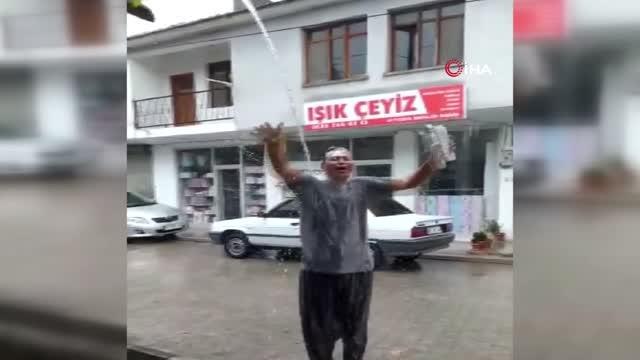 Ağustos'ta yağan yağmurun tadını duş alarak çıkardı