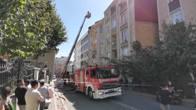 Esenyurt'ta bir binanın çatısında çıkan yangın söndürüldü