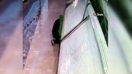 Batman’da hırsız marketin demir raflarını böyle çaldı