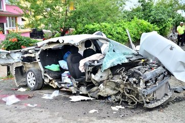 Son dakika haberleri! Direğe çarpan otomobil parçalandı: 1 ölü, 2 yaralı