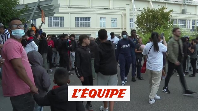 Des centaines de supporters attendent l'arrivée éventuelle de Messi au Bourget - Foot - Transferts